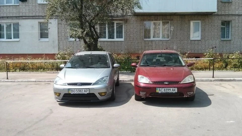 Ford Focus Sedan Red-Black- ... Ghia 3