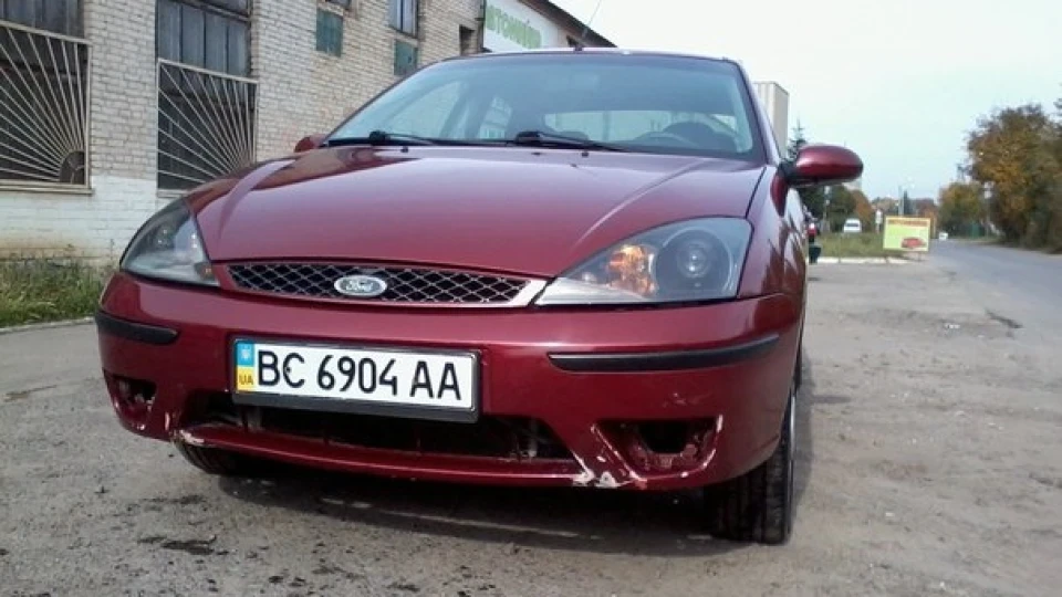 Ford Focus Sedan Red-Black- ... Ghia 5
