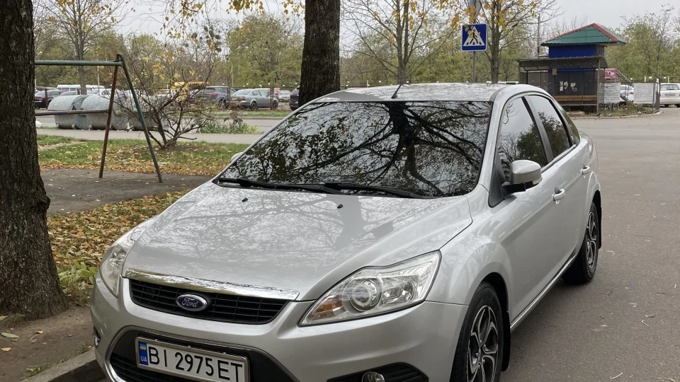 Ford Focus Sedan Silver 4