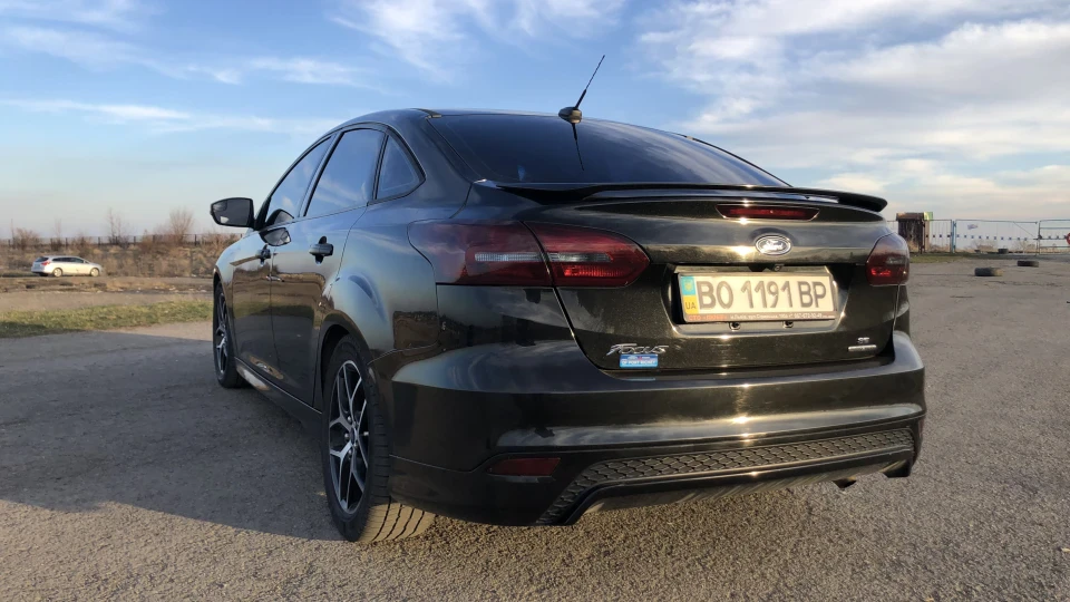 Ford Focus Sedan ST-Line 2