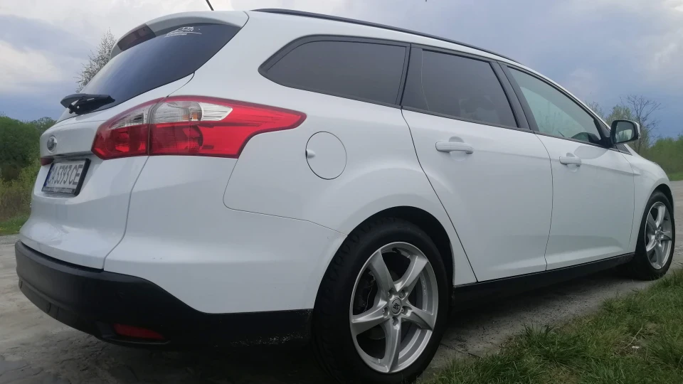 Ford Focus Wagon Frozen White 2