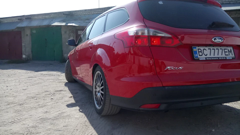 Ford Focus Wagon Red 2