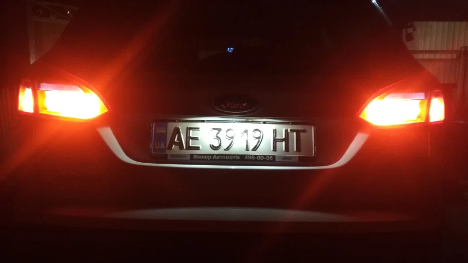 Ford Focus Wagon White & Black 2