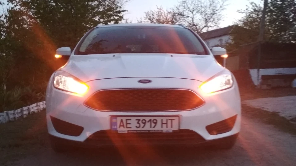 Ford Focus Wagon White & Black 4