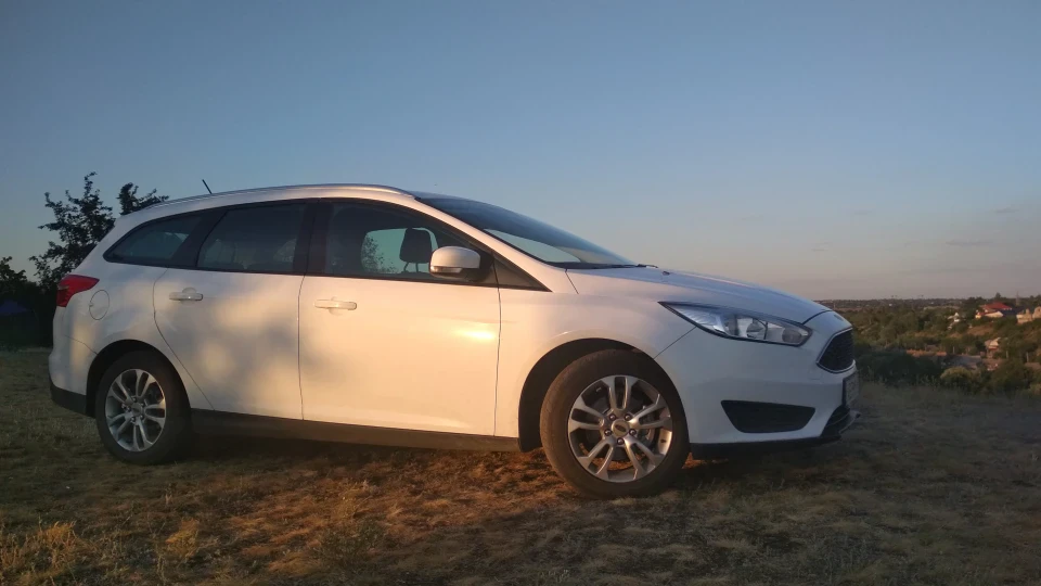 Ford Focus Wagon White & Black 5
