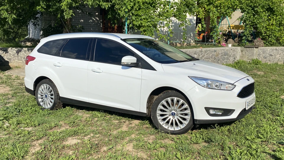 Ford Focus Wagon White 2