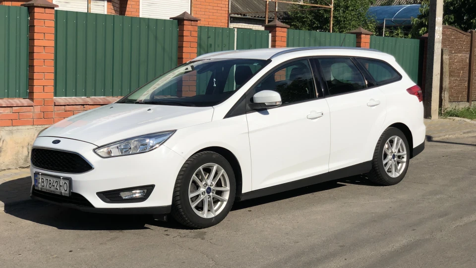 Ford Focus Wagon White 3