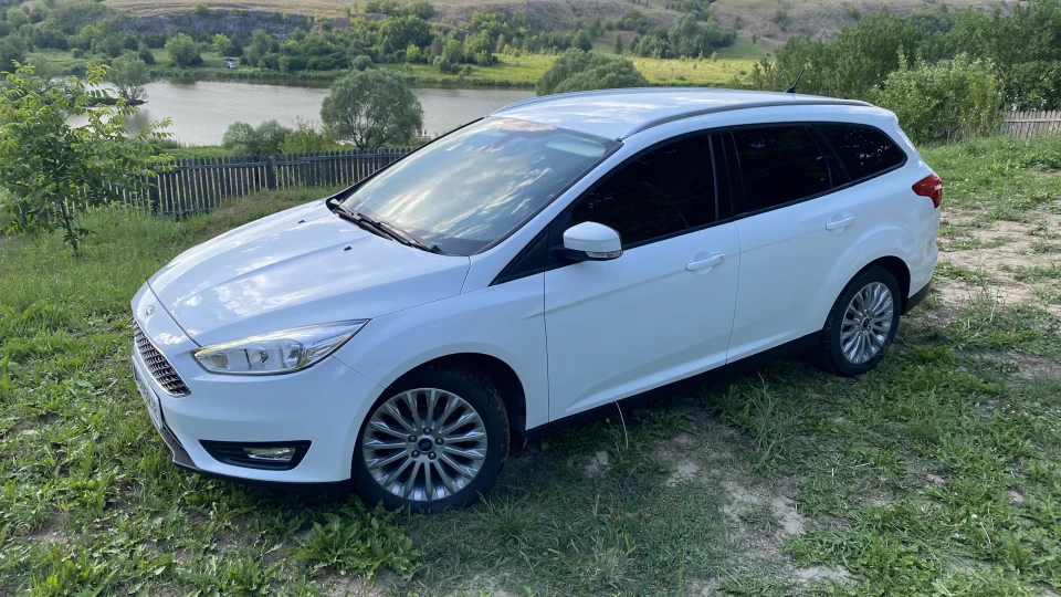 Ford Focus Wagon White 4