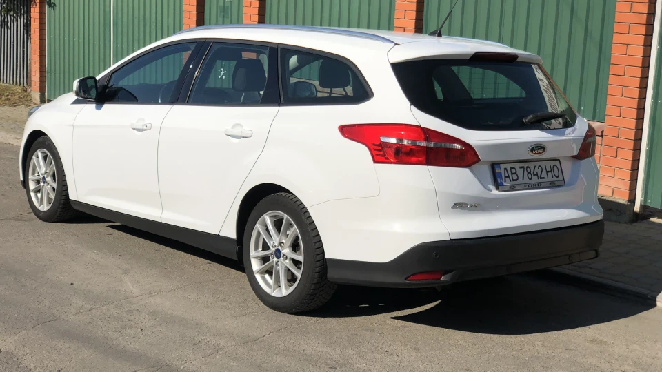 Ford Focus Wagon White 5