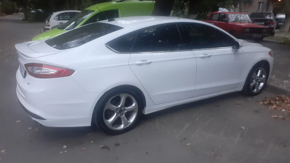 Ford Fusion (America) Білий металік 2.5