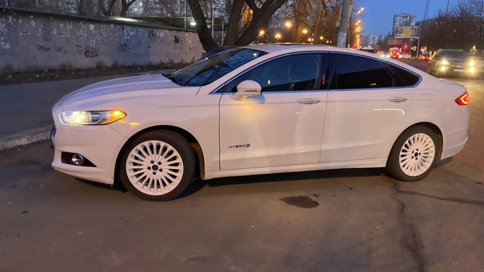Ford Fusion (America) Білий Гебридеко