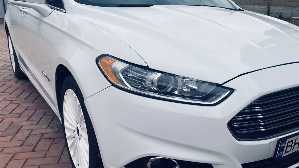Ford Fusion (America) Білий Гебридеко 2