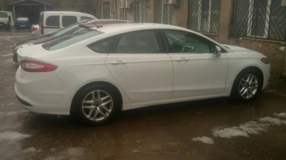 Ford Fusion (America) білий кораблик
