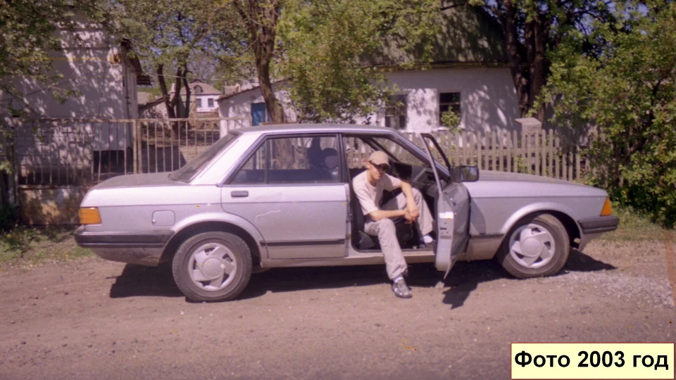 Ford Granada Сріблястий 2.0 L 3