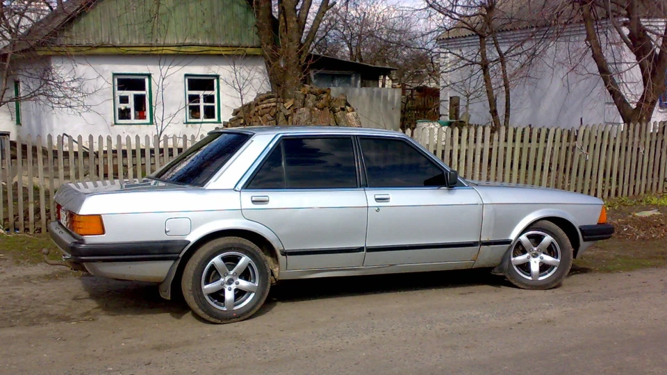 Ford Granada Сріблястий 2.0 L 4