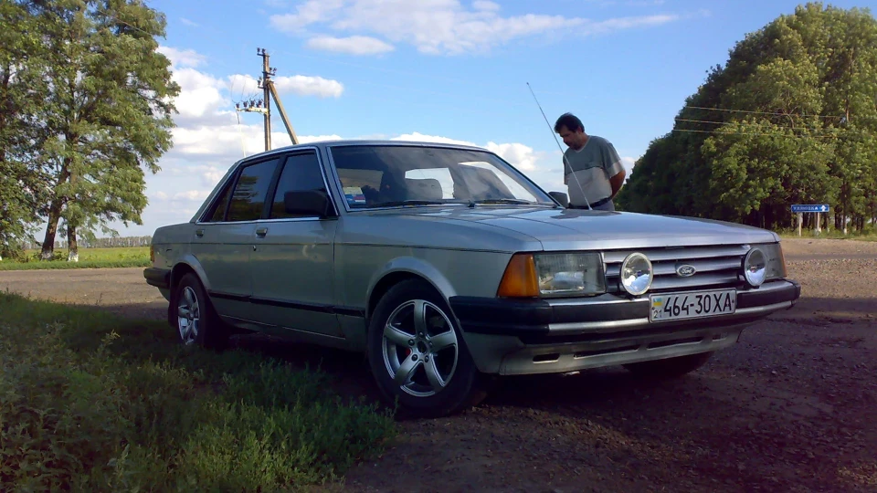 Ford Granada Сріблястий 2.0 L 5