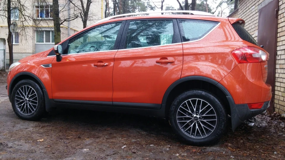 Ford Kuga 2,5T Mars Red 2