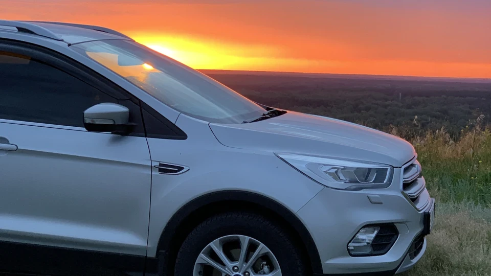 Ford Kuga Сріблястий,1.5 дизель