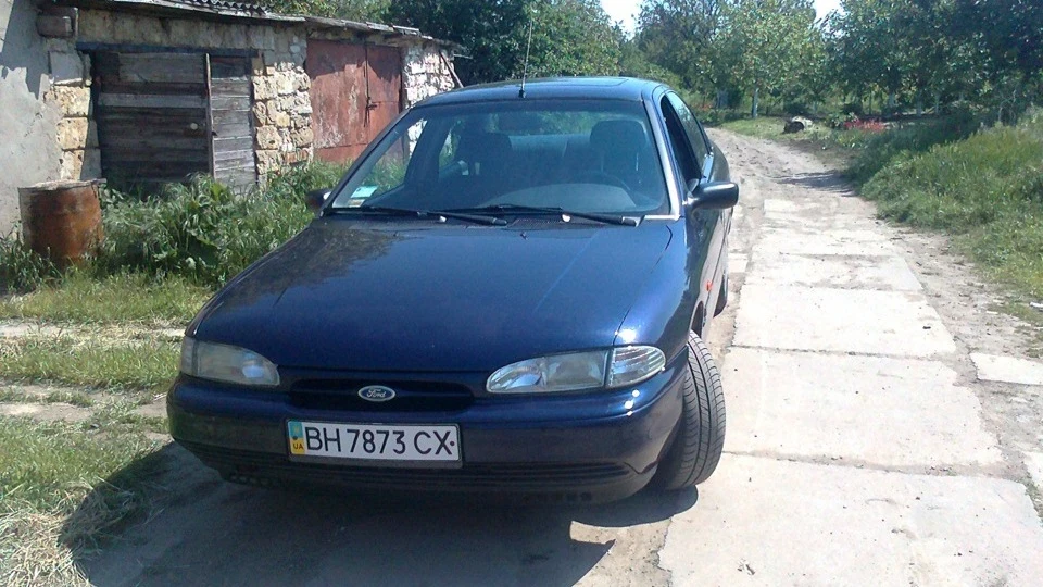 Ford Mondeo 1.6 седан 2