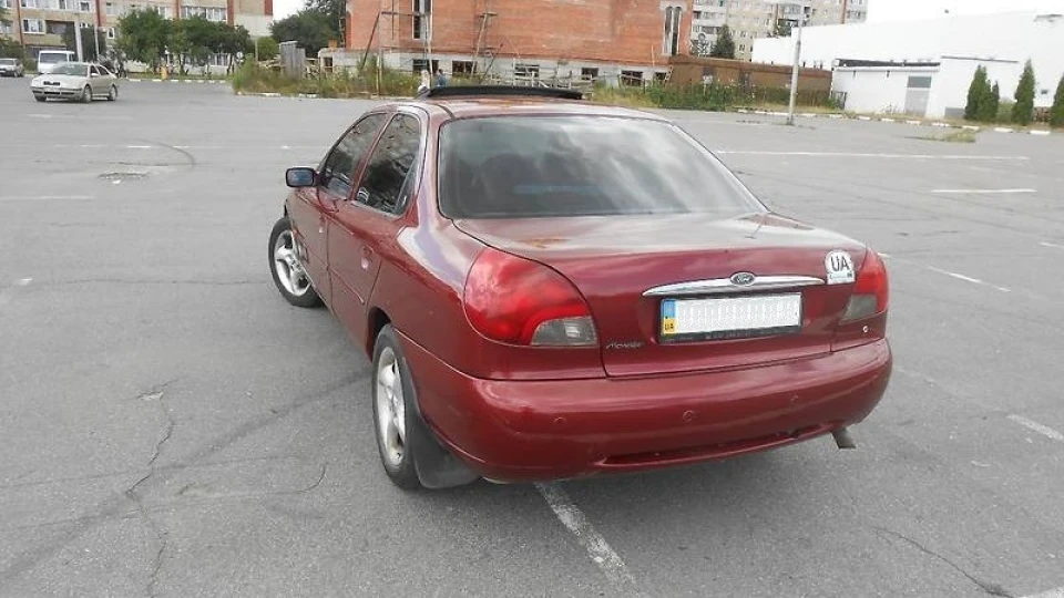 Ford Mondeo 2.5 V6 Ghia седан 2