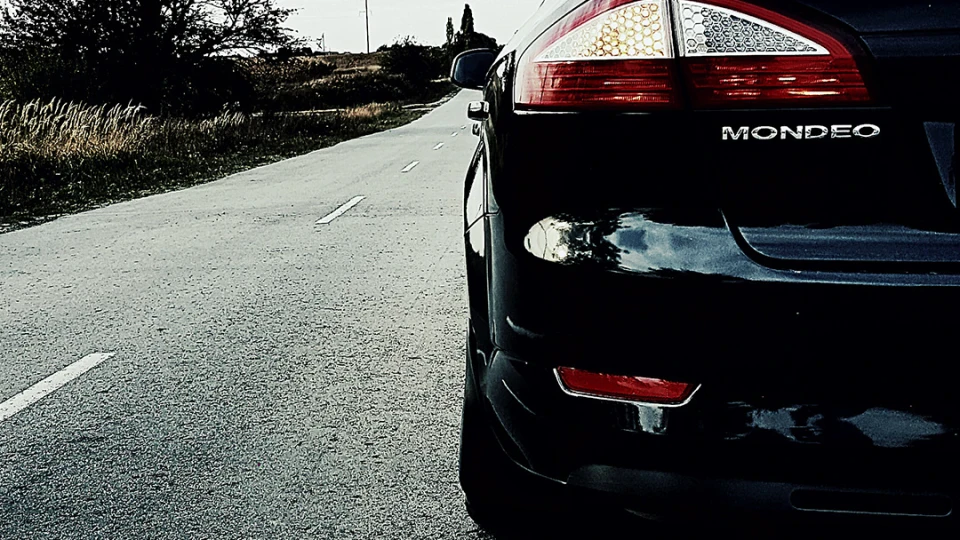 Ford Mondeo black 4