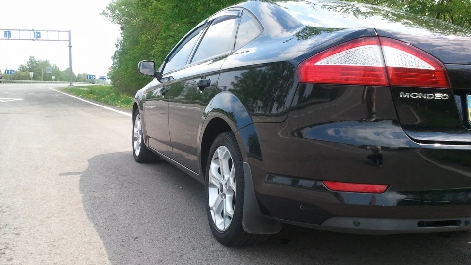 Ford Mondeo чорний 2.0 мкп