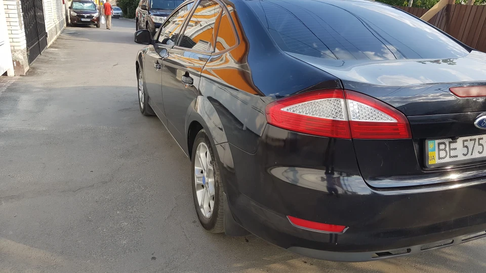 Ford Mondeo чорний металік 2.0 газ/