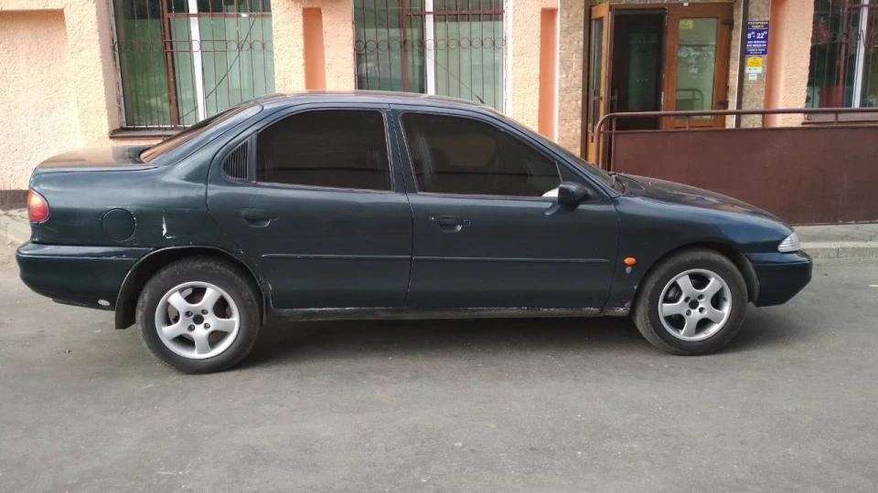 Ford Mondeo Ghia 4