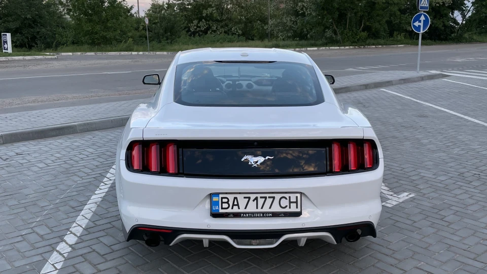 Ford Mustang 4