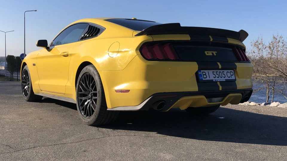 Ford Mustang GT 5