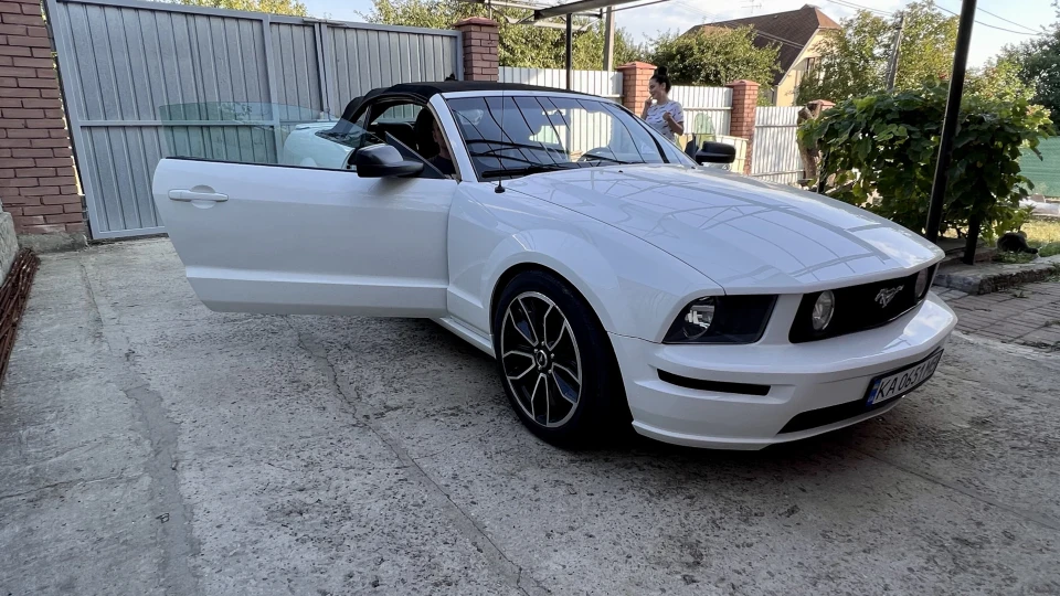 Ford Mustang White horse 2