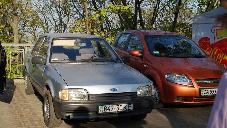 Ford Orion Сріблястий металік, 1.3 3