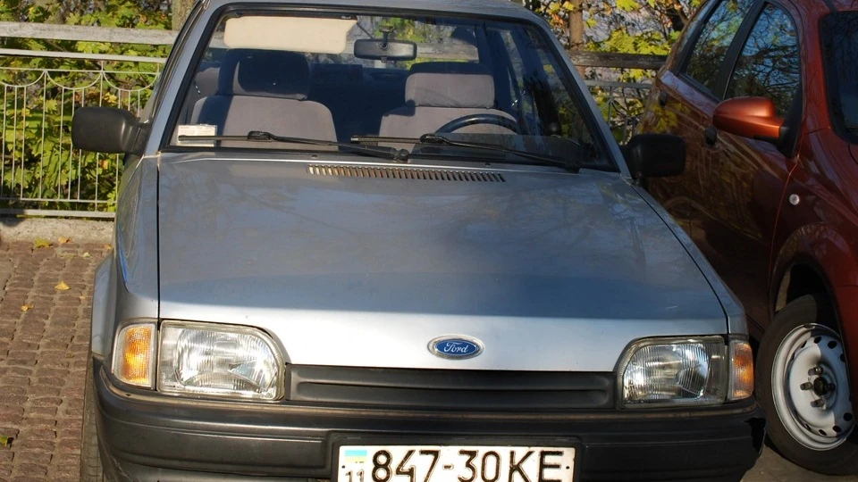 Ford Orion Сріблястий металік, 1.3 4