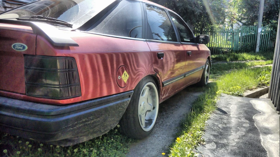 Ford Scorpio Red and Black 2