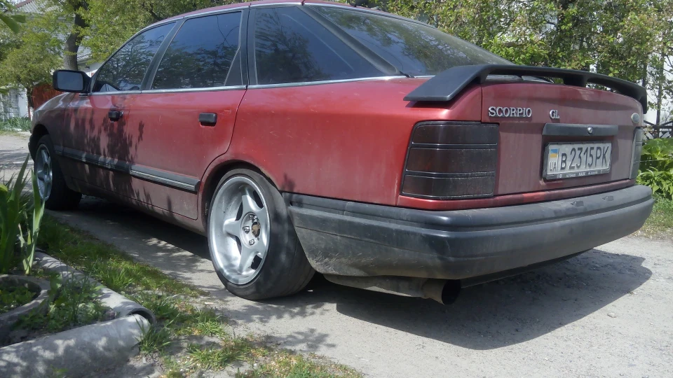 Ford Scorpio Red and Black 4