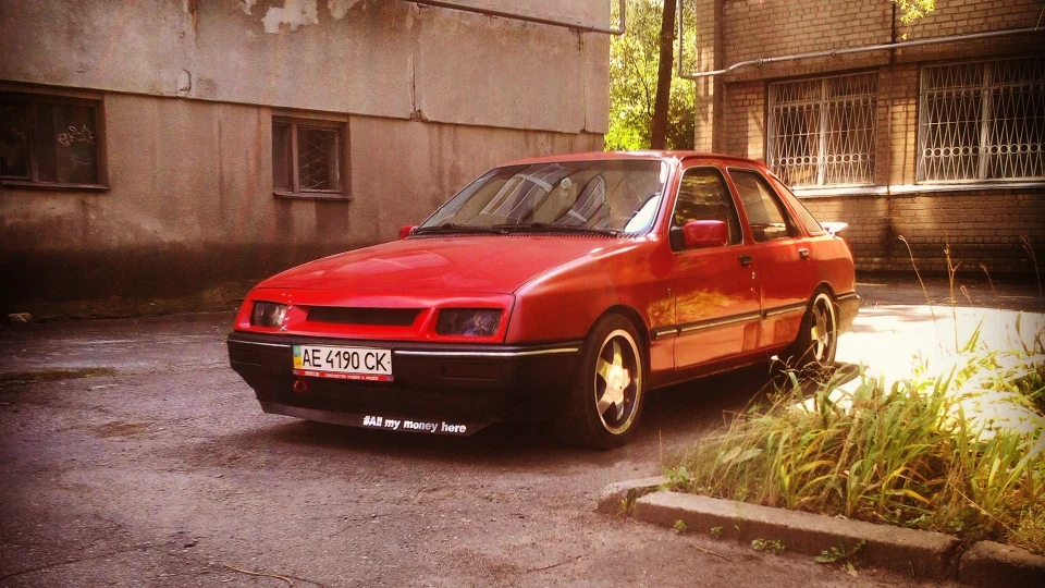 Ford Sierra 2.0 DOHC по-різному червона