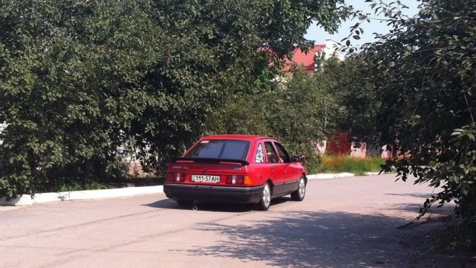 Ford Sierra 2.0 DOHC по-різному червона 3