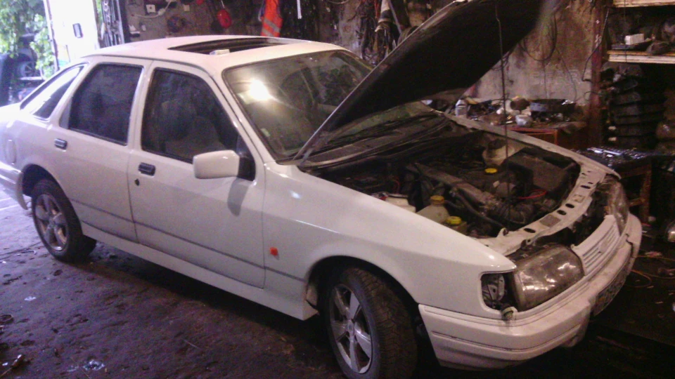 Ford Sierra Білий 2 л DOHC 3