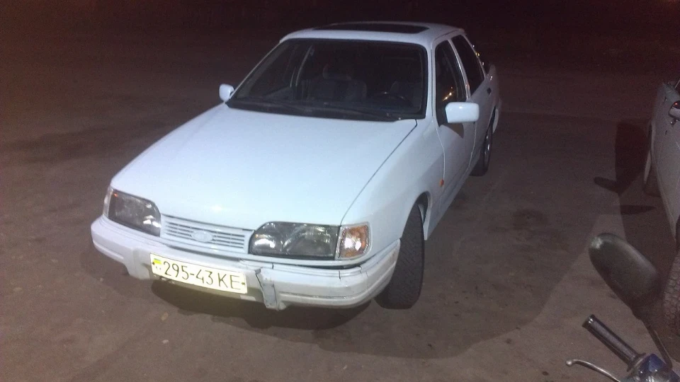 Ford Sierra Білий 2 л DOHC 4