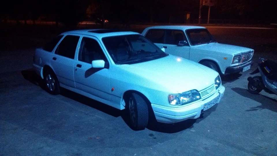 Ford Sierra Білий 2 л DOHC 5