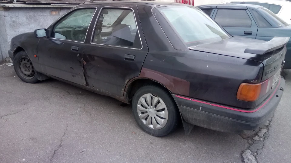 Ford Sierra Чорно-коричневий 2.0 OHC 5