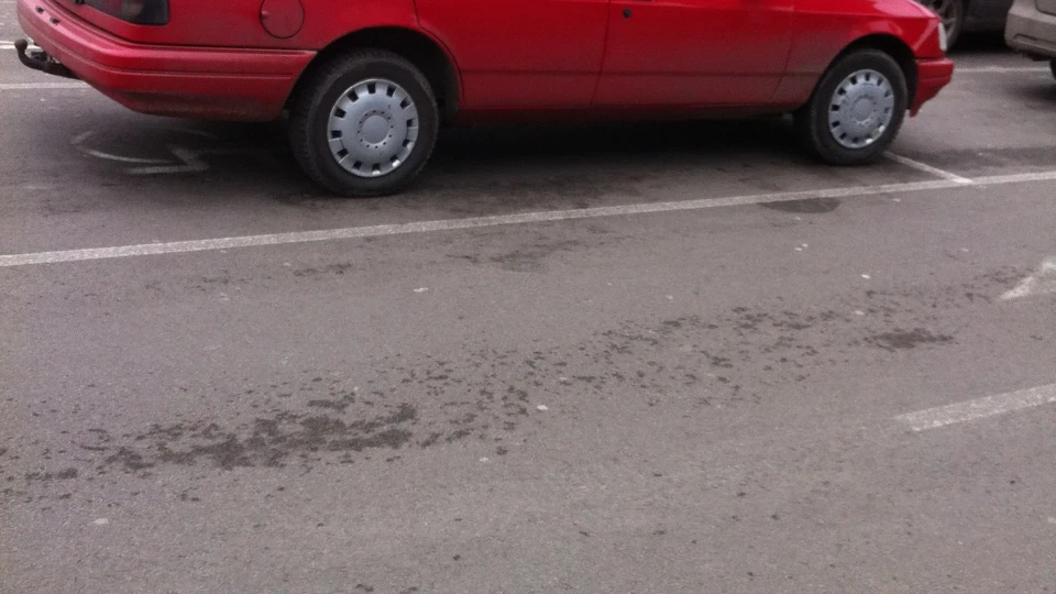 Ford Sierra червоний дракоша 2.0
