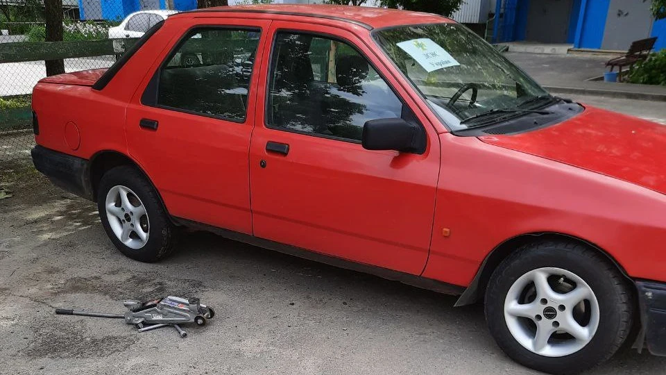 Ford Sierra Червоний (він же Сапфір, P9)