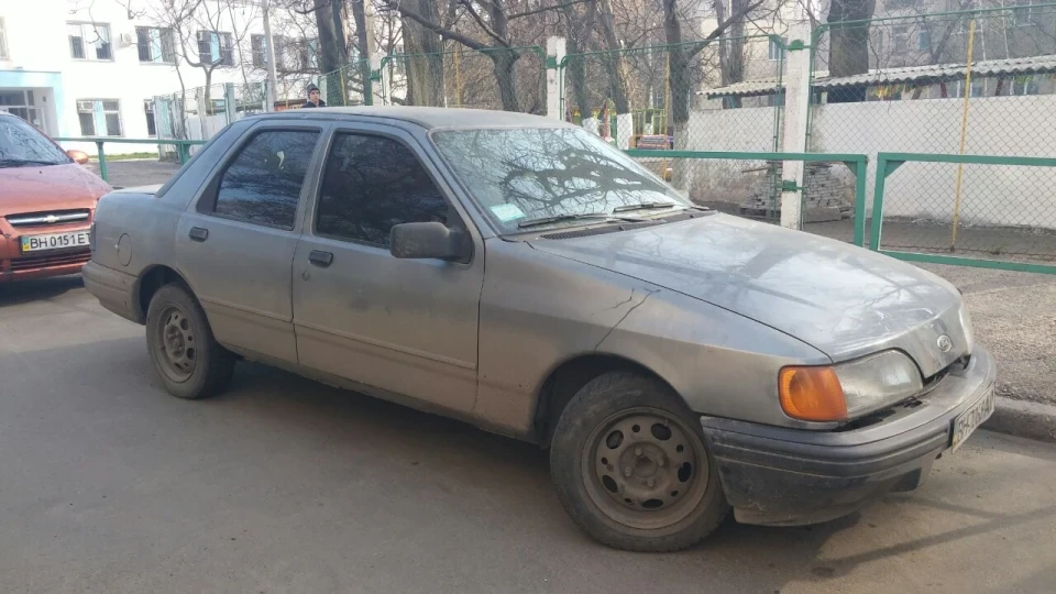 Ford Sierra седан сірого кольору