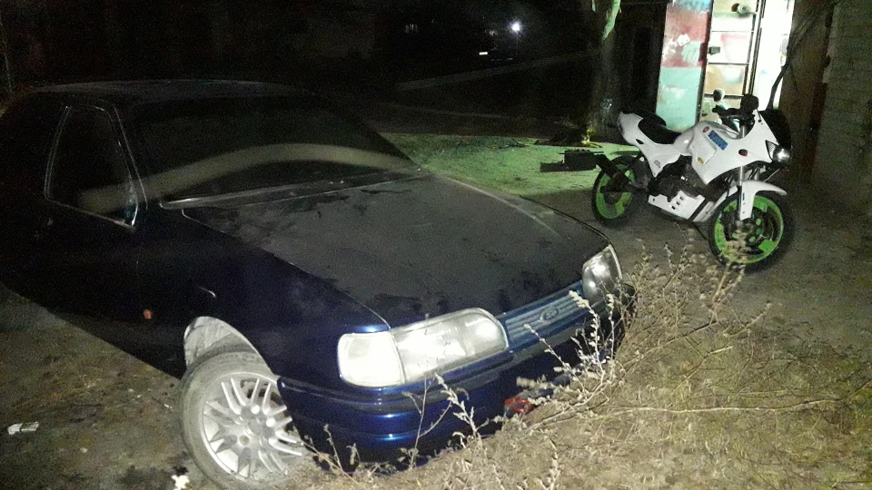 Ford Sierra синій металік 1,6 CVH 5