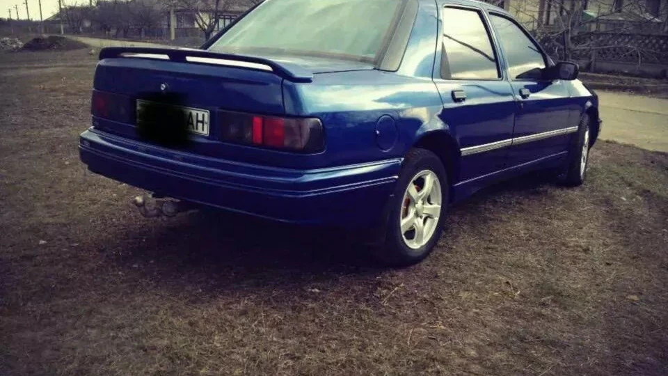 Ford Sierra синій металік 2.0 3