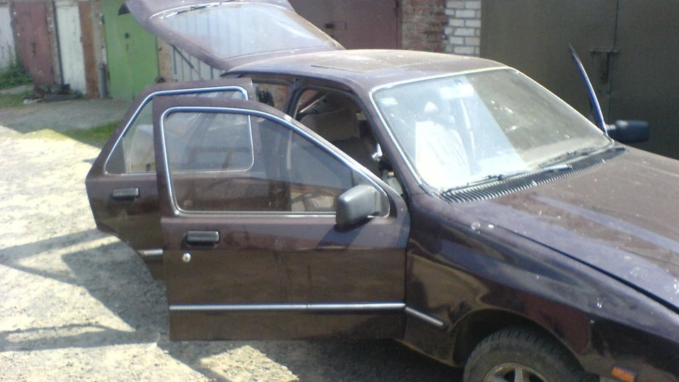 Ford Sierra Темно коричнева Sierra 4
