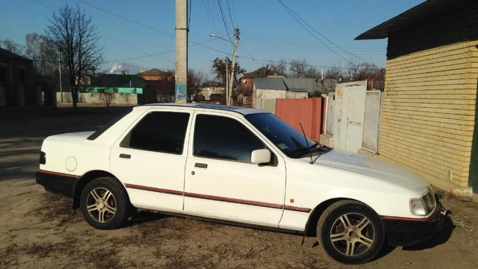 Ford Sierra WHITE LUCK 3