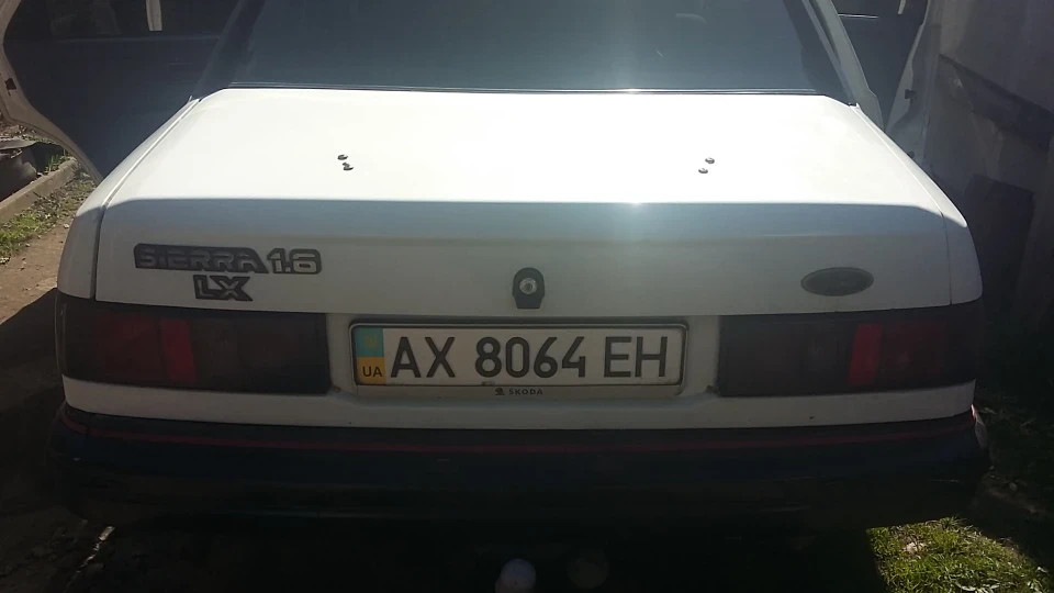 Ford Sierra WHITE LUCK 5