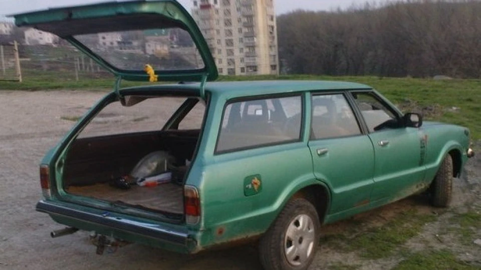 Ford Taunus перламутрово-берюзова